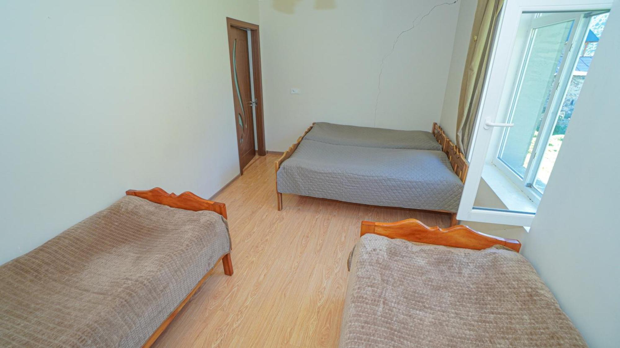 Givi Kakhiani'S Guesthouse Zhabeshi Esterno foto